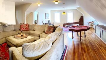 Télévision, cheminée, lecteur de DVD