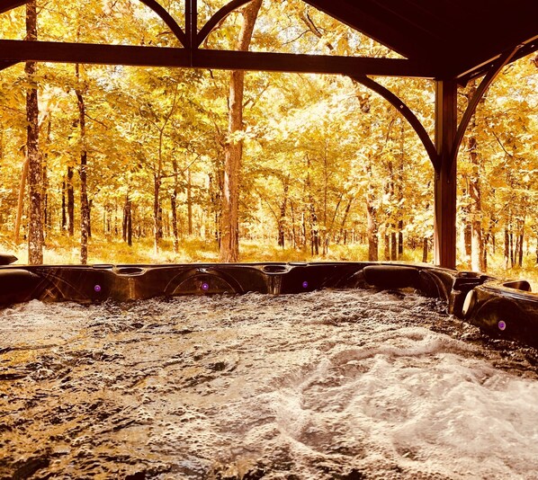 Outdoor spa tub - Huge fire pit, NEW hot tub, outdoor deck, quiet area, less than a mile to lake (Ringold)