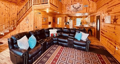 Huge fire pit, NEW hot tub, outdoor deck, quiet area, less than a mile to lake