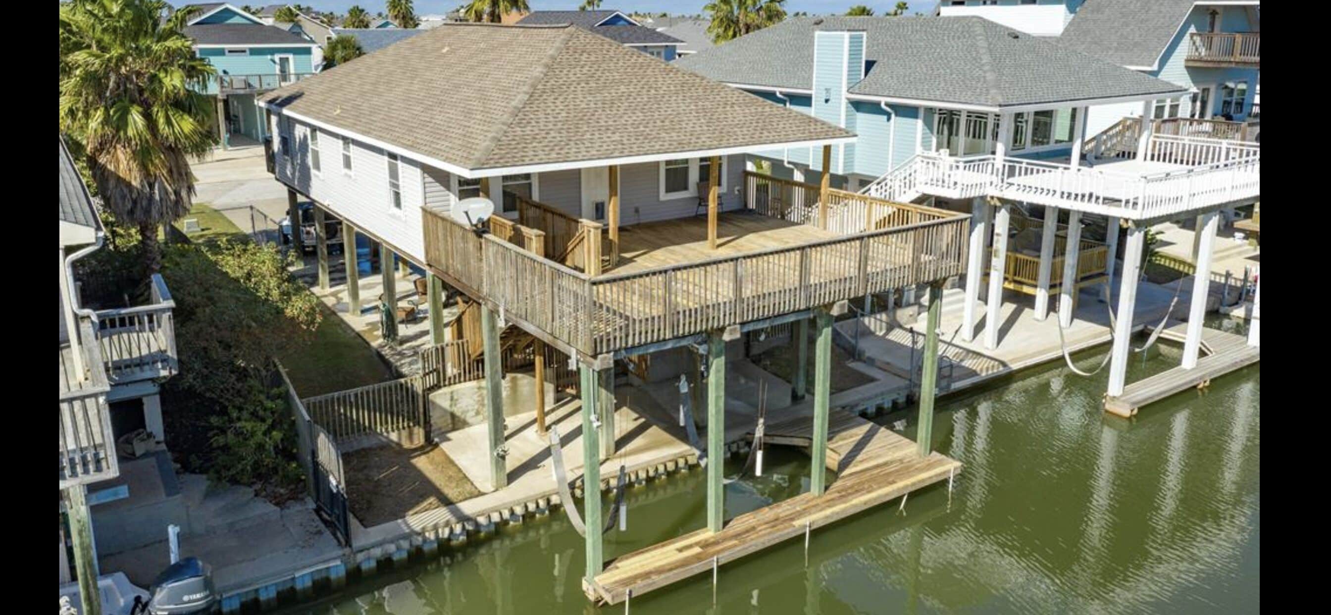 Canal Home, Minutes From the Beach
