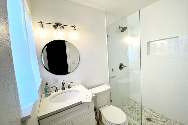 Ducha y bañera combinadas, secador de pelo, toallas y jabón