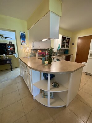 Refrigerador, microondas, horno y lavavajillas 