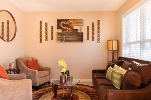 Living area - Atlanta Peaceful Sanctuary!!! Close to it all. (Atlanta)