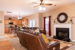 Living area - Atlanta Peaceful Sanctuary!!! Close to it all. (Atlanta)