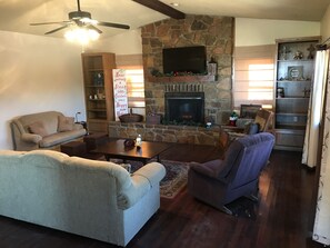 Smart TV, fireplace, books - Dug Out Hideaway (Tuscola)