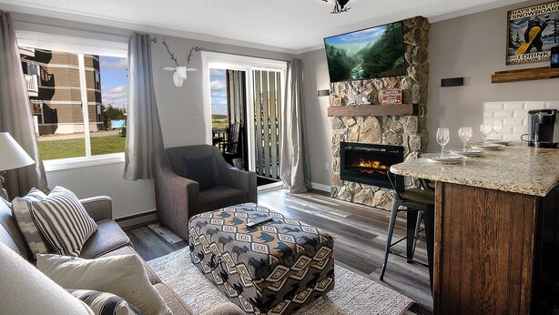Living area - ML 104 | Convenient Deck Access for Summer Escapes (Snowshoe)
