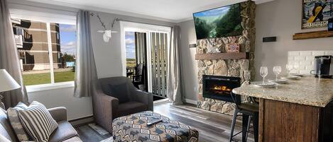 Smart TV, chimenea, libros