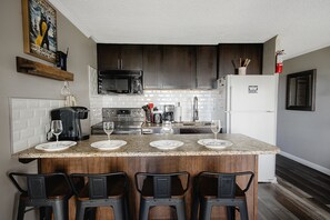 ثلاجة، ميكروويف، فرن، موقد طهي مسطح