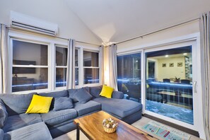 Smart TV, fireplace, video games, Netflix