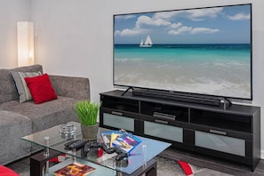 TV, tavolo da ping pong