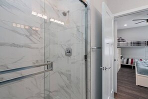 Ensemble douche/baignoire, serviettes fournies