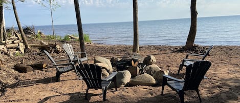 På stranden