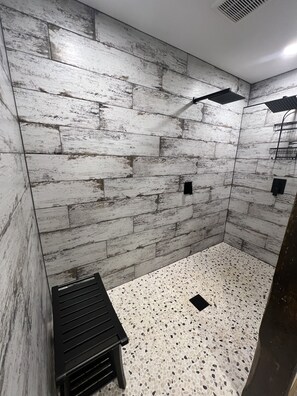 Duschwanne, Haartrockner, Handtücher, Toilettenpapier