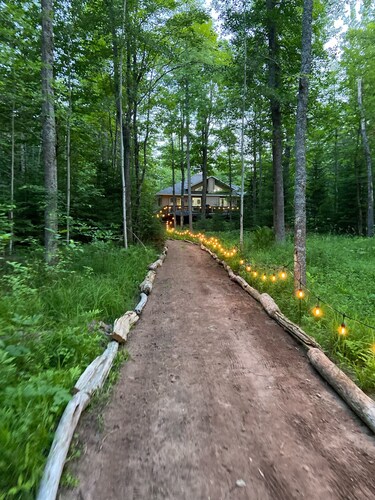 Beachfront 3-bedroom vacation home steps to Lake Superior