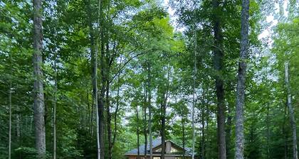 Beachfront 3-bedroom vacation home steps to Lake Superior