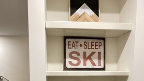 Un estante blanco con un cartel que dice "EAT SLEEP SKI".