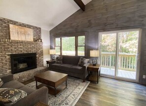 TV connectée, cheminée, chaîne hi-fi