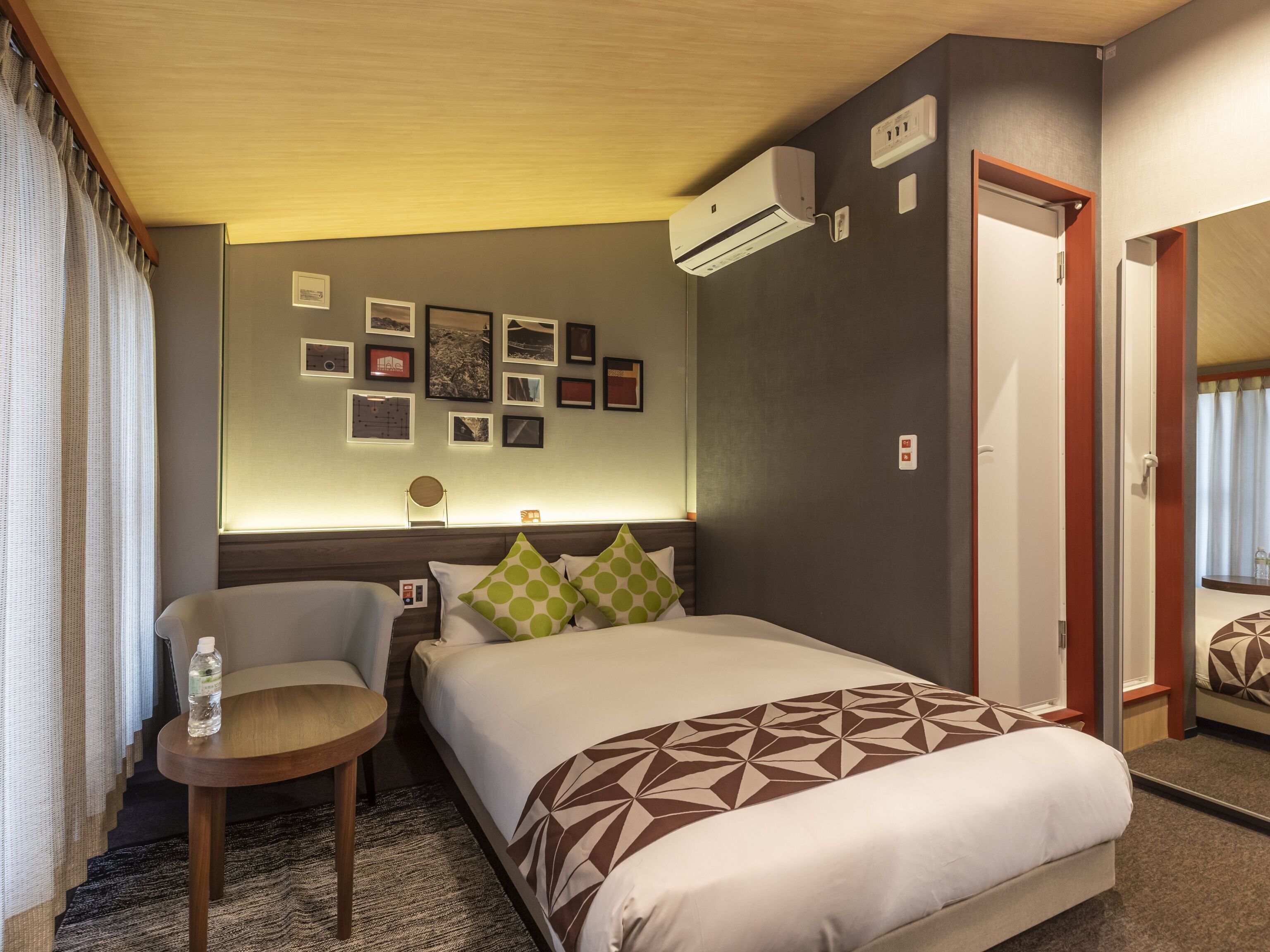 Free WiFi, bed sheets