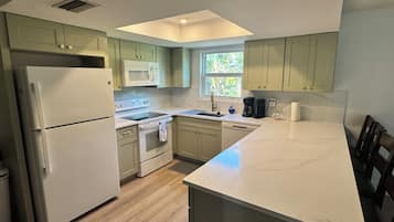 Frigorífico, microondas, horno y placa de cocina