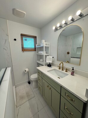 Chuveiro/banheira combinados, toalhas de banho