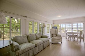 Smart-TV, Kamin, Tischfußball, Tischtennisplatte