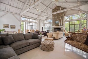 Smart-TV, Kamin, Tischfußball, Tischtennisplatte