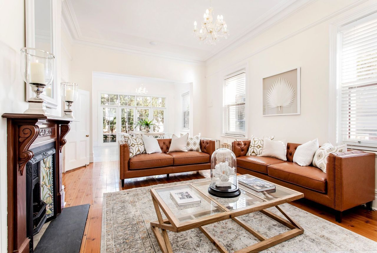 SEA FRONT GRANDEUR - Beachfront, very close to shops &restaurants.