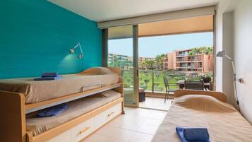 2 bedrooms, desk, WiFi