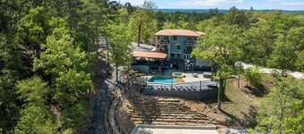 Lago Vista: Sleeps 30 + Game Room, Lake View, Private Pool