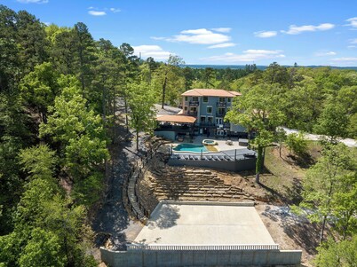 Lago Vista: Sleeps 30 + Game Room, Lake View, Private Pool