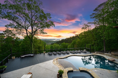 Lago Vista: Sleeps 30 + Game Room, Lake View, Private Pool