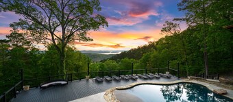 Lago Vista: Sleeps 30 + Game Room, Lake View, Private Pool