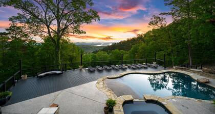 Lago Vista: Sleeps 30 + Game Room, Lake View, Private Pool