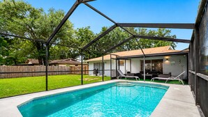 Una piscina rectangular con superficie de agua azul cristalina, rodeada por un patio de concreto.