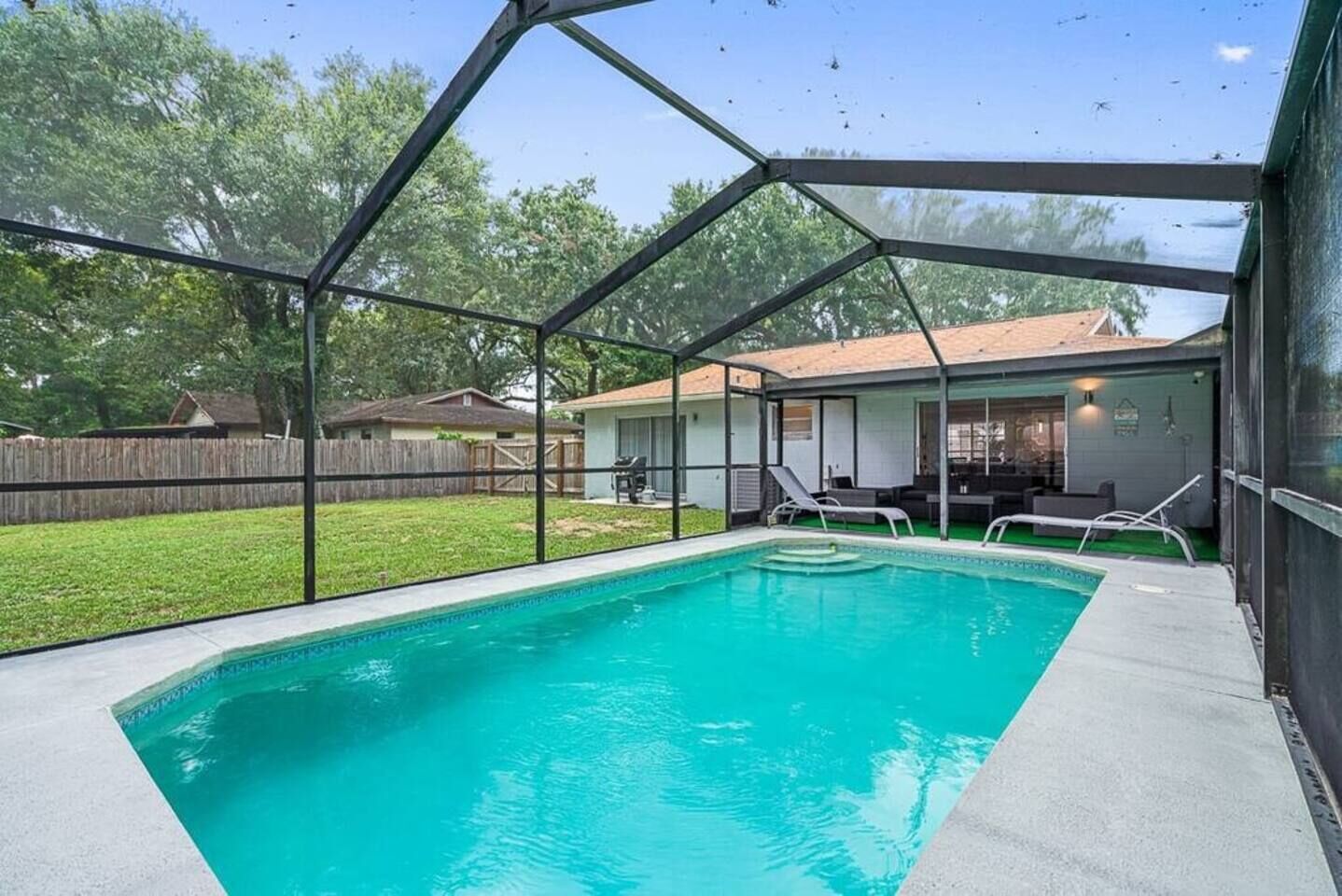 Stunning Heated Pool House Close to Tampa & Casino