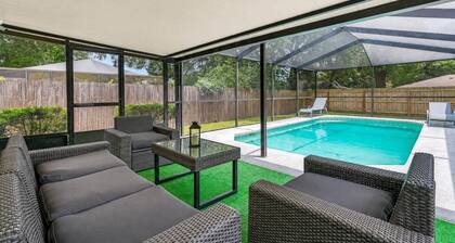 Stunning Heated Pool House Close to Tampa & Casino
