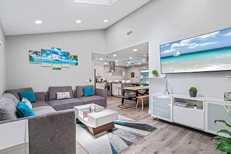 Smart TV, table tennis. Stunning Heated Pool House Close to Tampa & Casino
