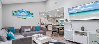 Stunning Heated Pool House Close to Tampa & Casino