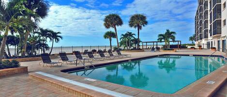 Alberca al aire libre y alberca climatizada