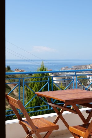 Outdoor dining - Sea view Apartment in Saranda (Sarande)