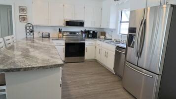 Frigorífic, microones, forn i placa de cuina