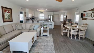 Televisor, reproductor de DVD i llibres