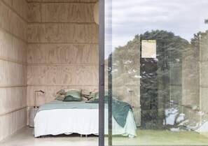 Ein Schlafzimmer mit Bett, Kissen und Nachttisch.