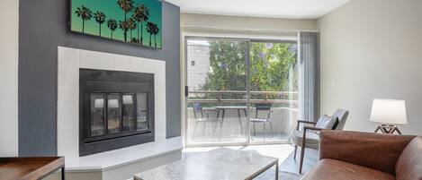 Televisor, llar de foc i estèreo