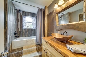 Articles de toilette gratuits, sèche-cheveux, serviettes fournies
