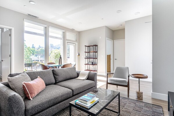 TV, stereo - Airy San Carlos 2BR w/ Rooftop Lounge, near Silicon Valley, by Blueground (San Carlos)