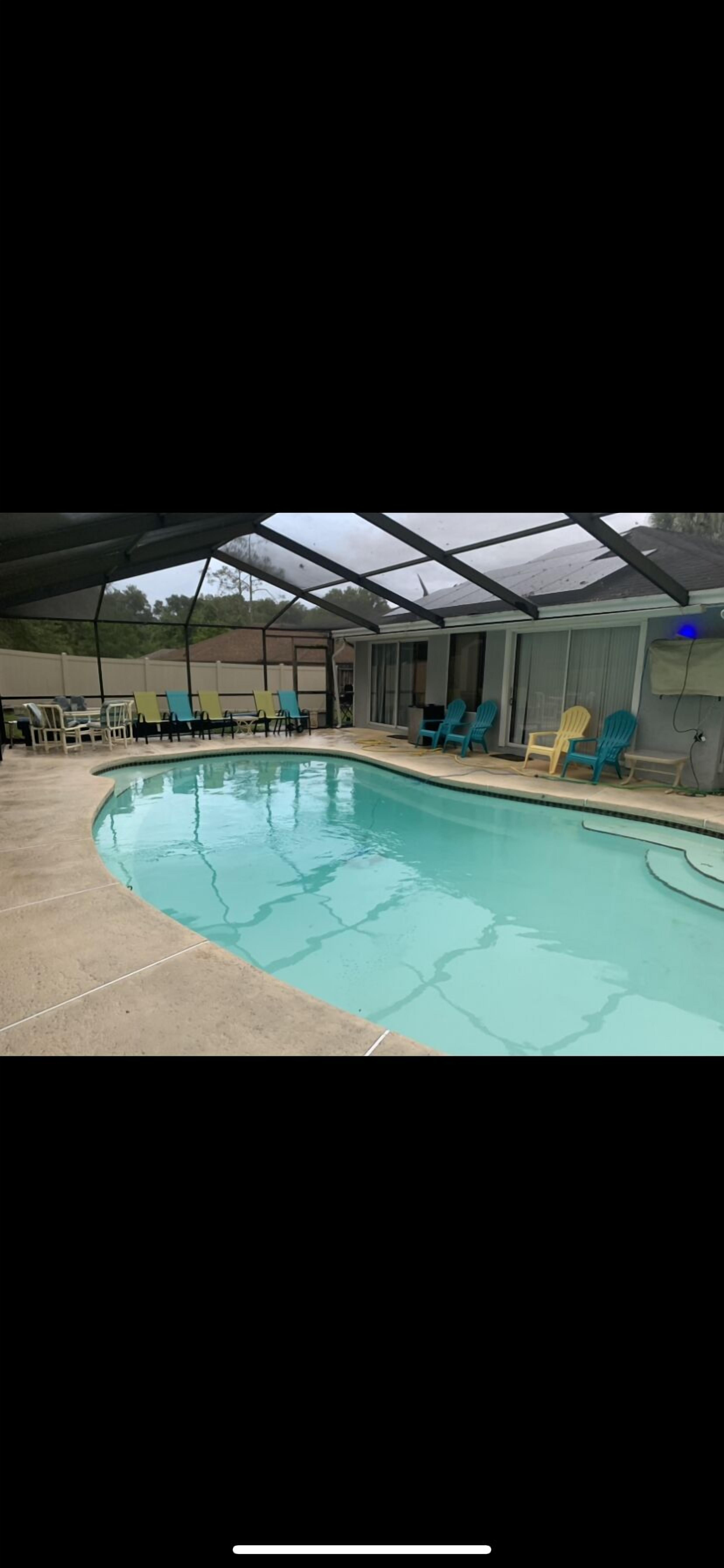 Dunnellon home 4 bedrooms and 2 bath. Minutes to the rainbow river and W.A.C