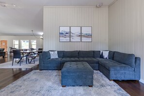 Een smart-tv, een open haard, tafelvoetbal en boeken