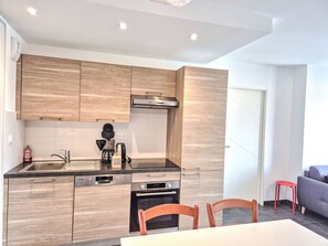 Kühlschrank, Ofen, Geschirrspüler, Kochgeschirr/Geschirr/Besteck