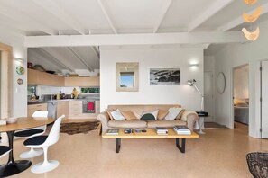 Televisión, chimenea y oficina 